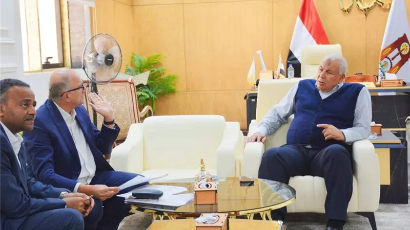محافظ الوادي الجديد يبحث خطة المرحلة الثانية من مشروع توصيل الغاز الطبيعي