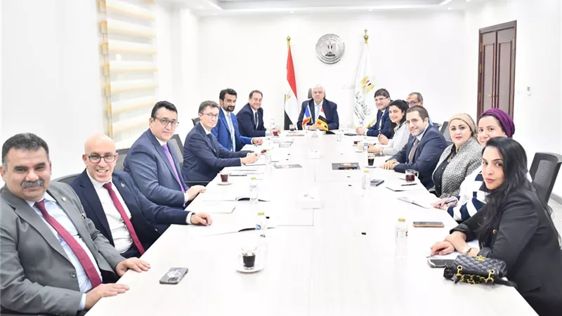 مشروع حرم الجامعة الفرنسية على مائدة مباحثات “عاشور” والسفير الفرنسي