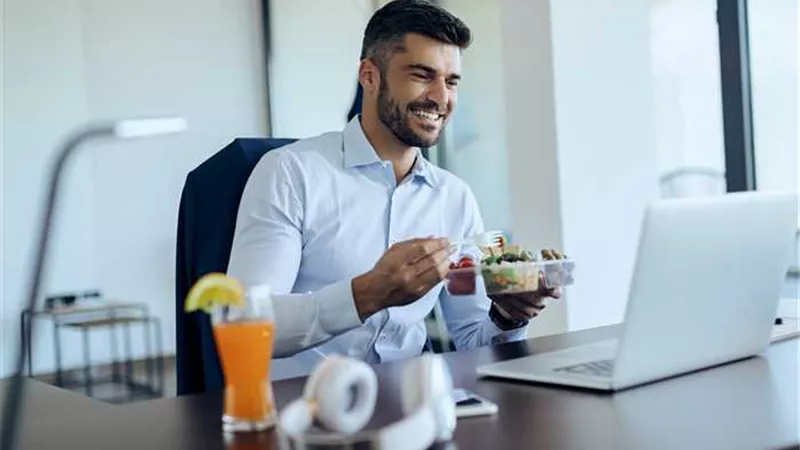 اعرف مدة فترة الراحة وتناول الطعام أثناء العمل وفقًا للقانون