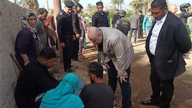 محافظ بني سويف يتدخل لإنقاذ مصاب بمشهد إنساني استثنائي