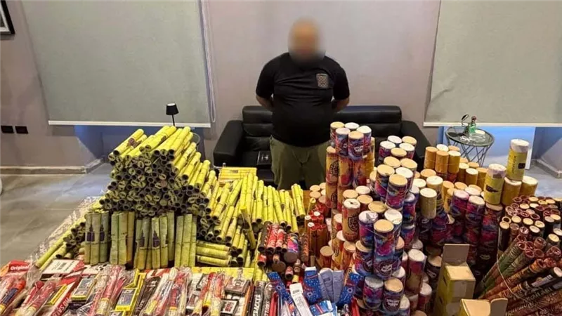 «شماريخ وبومب وصواريخ».. القبض على شخص وبحوزته 500 ألف قطعة ألعاب نارية