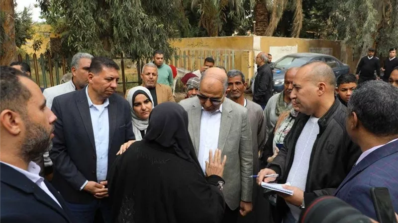 محافظ المنيا يستمع لطلبات المواطنين خلال جولة ميدانية