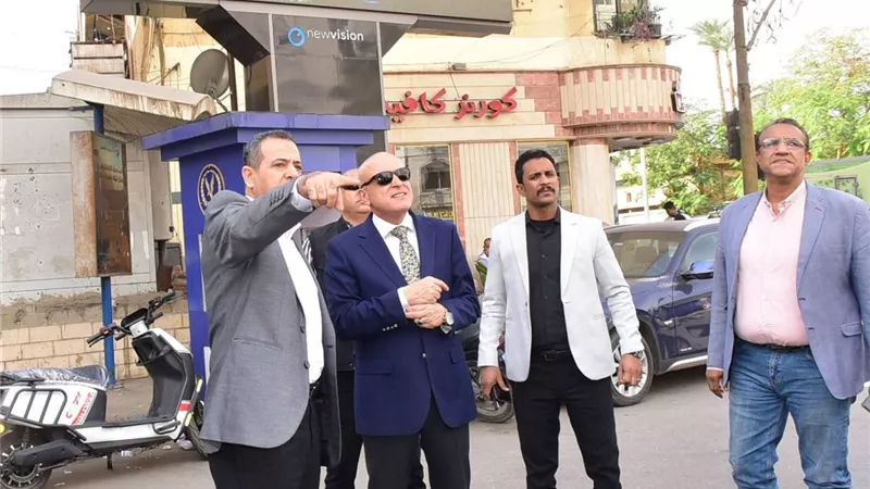 استعدادا للعيد القومي.. محافظ الأقصر يتفقد عددا من الأحياء