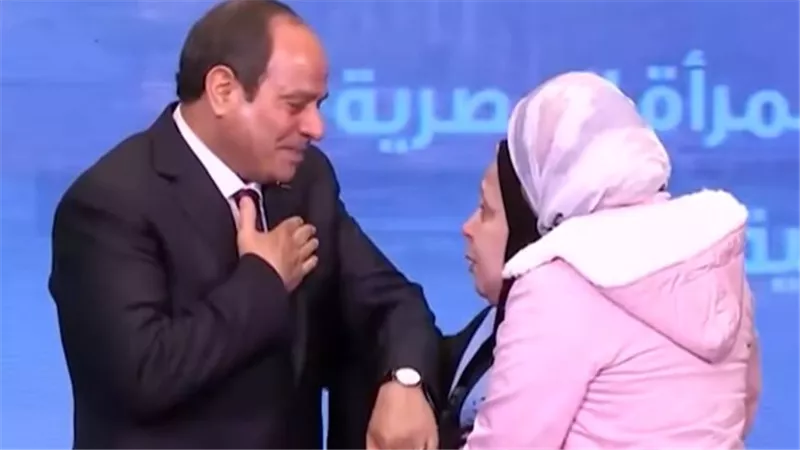 عمرو الليثي يكرم شادية عبد الحيكم الأم المثالية من ذوي الإعاقة|فيديو
