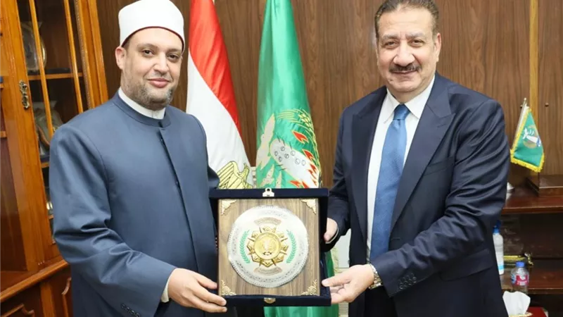 محافظ المنوفية يهدي درع المحافظة لوكيل وزارة الأوقاف بعد توليه منصب جديد