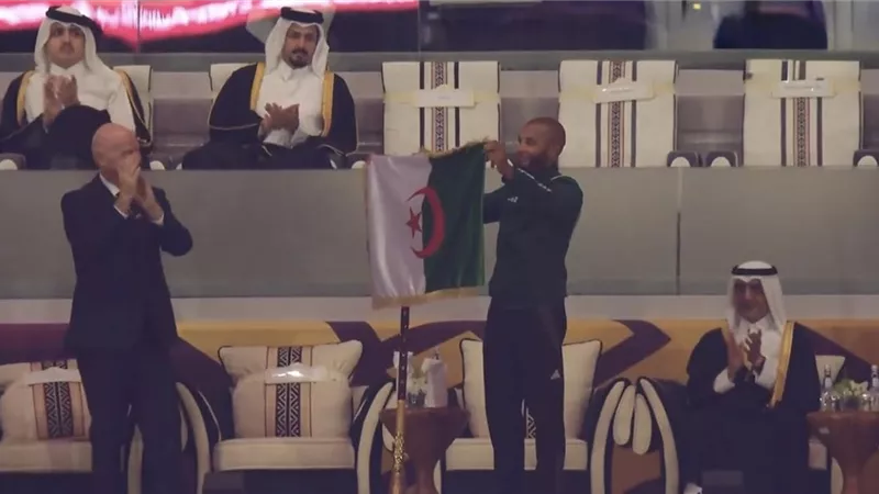 «براهيمي» حامل لقب كأس العرب 2021 يفتتح البطولة برفع علم الجزائر