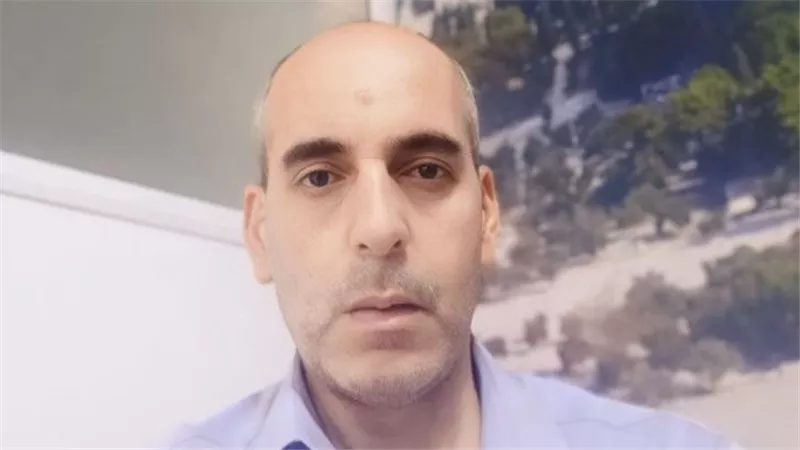أستاذ جامعي: تشكيل محور 