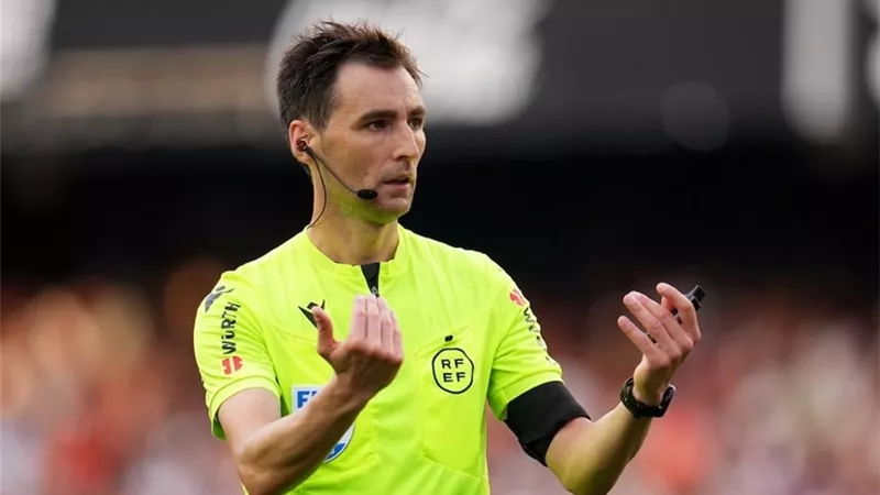 بعد الجدل التحكيمي مع الريال.. دي بورجوس يدير قمة برشلونة وأتلتيكو مدريد 