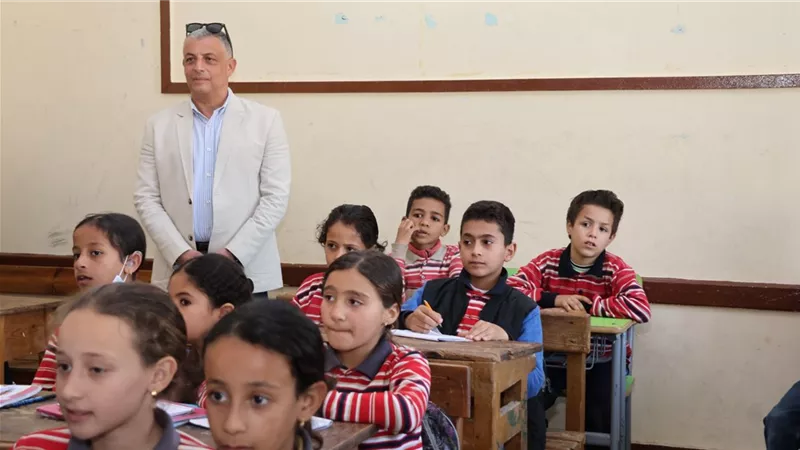 محافظ الإسماعيلية يتفقد معهد فتيات عين غصين وعددًا من المدارس