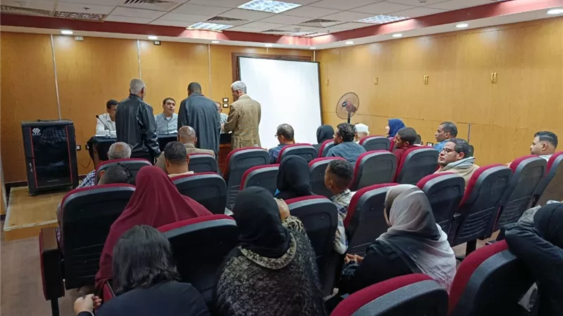 نائب محافظ الأقصر يبحث 34 طلبا وشكوى خلال لقاء اليوم المفتوح مع المواطنين