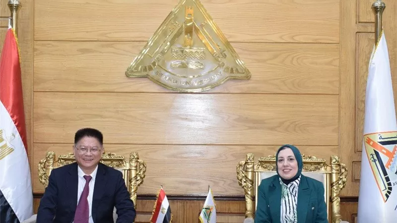تعاون ومشروعات بحثية مشتركة بين جامعة بنها و«خونان» الصينية|صور