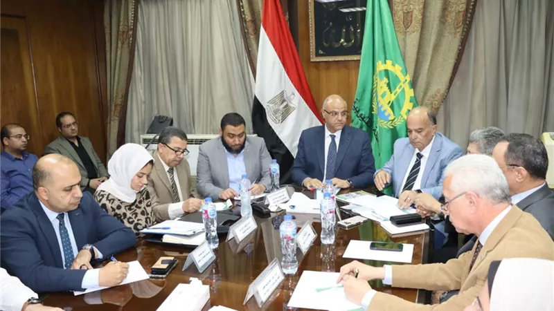 محافظ القليوبية يتابع مع 