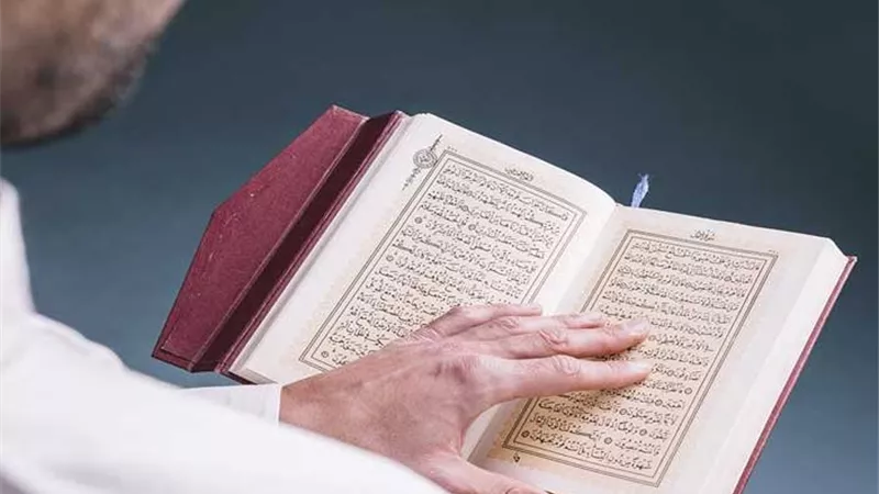 هل التثاؤب عند الصلاة وقراءة القرآن دليل على الحسد؟.. أزهري يرد