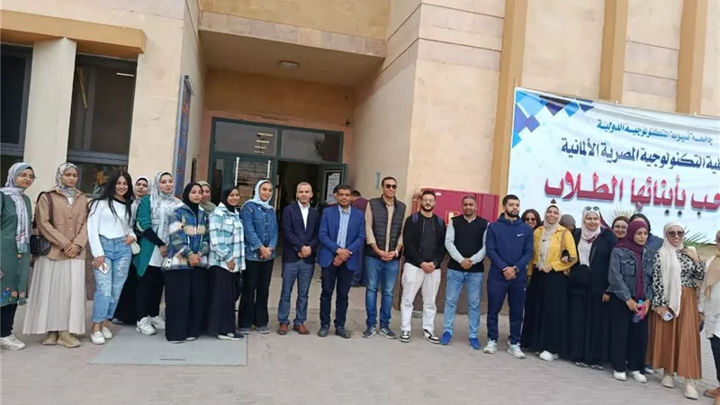 طلاب تكنولوجيا الإنتاج الدوائي يستكشفون معامل الكلية التكنولوجية 