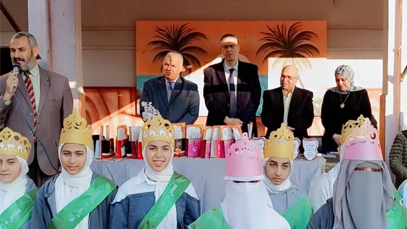 وكيل تعليم الفيوم يكرم 16 طالبة من حفظة القرآن الكريم