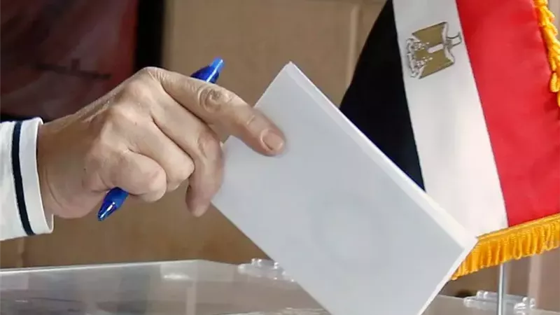الجالية المصرية بالكويت تصوت في ثاني أيام جولة الإعادة بالخارج