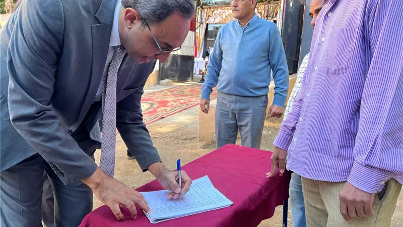 محافظ قنا يتفقد جاهزية لجان إعادة انتخابات مجلس النواب