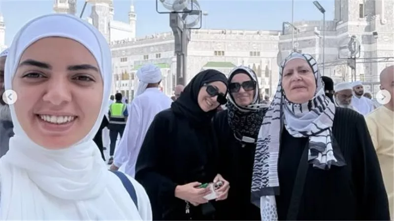 هند عبد الحليم تؤدي مناسك العمرة رفقة عائلتها