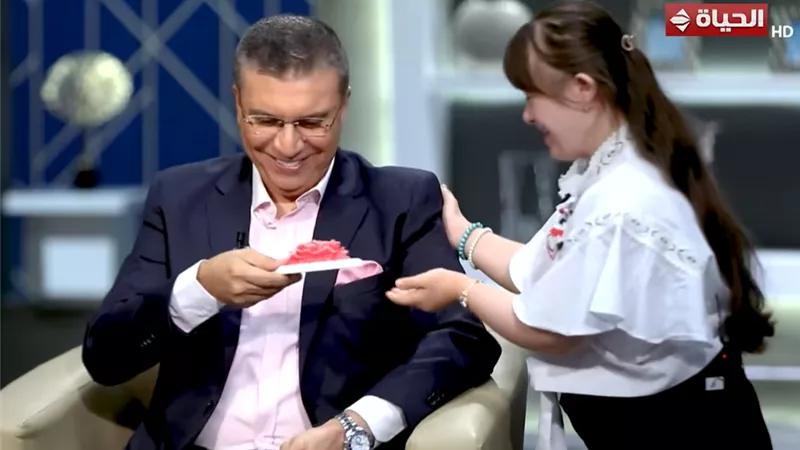 لقطة إنسانية.. طفلة من ذوي الهمم تفاجئ عمرو الليثي بـ«شمعة»| فيديو  
