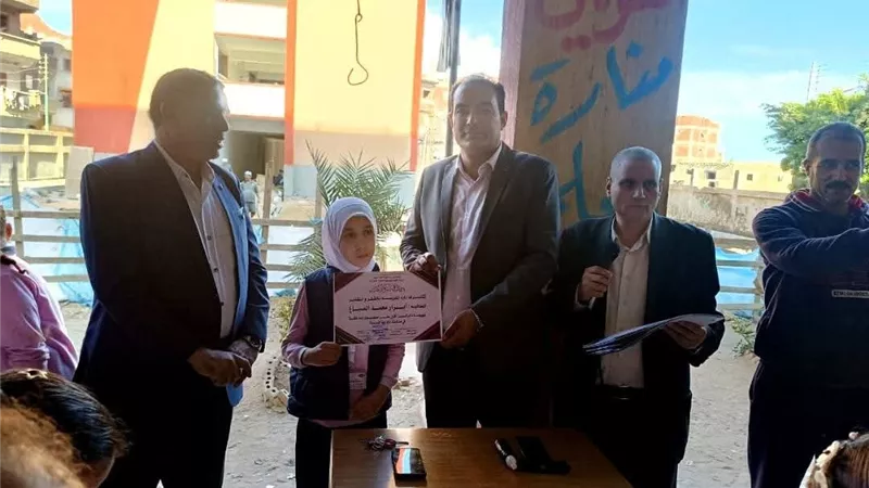مدير عام تعليم دسوق يكرم تلاميذ مدرسة الشهيد عيد الخابية