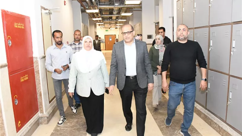 نائب رئيس جامعة الإسماعيلية الأهلية يتفقد معامل كلية العلاج الطبيعي