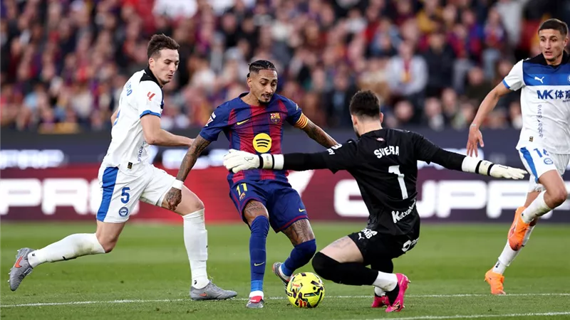 قبل معركة اليوم.. أرقام تاريخية بين برشلونة وأتلتيكو مدريد 