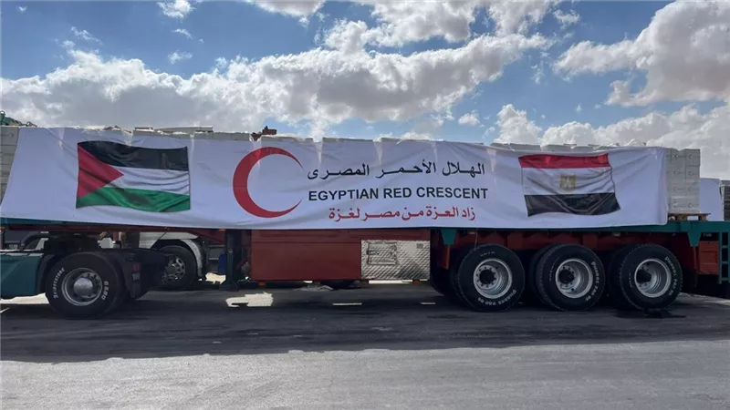 الهلال الأحمر يطلق قافلة «زاد العزة» 85 لإغاثة غزة