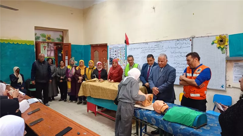 تدريب طلاب الفيوم على التعامل مع حالات الإغماء وإجراء الإنعاش القلبى