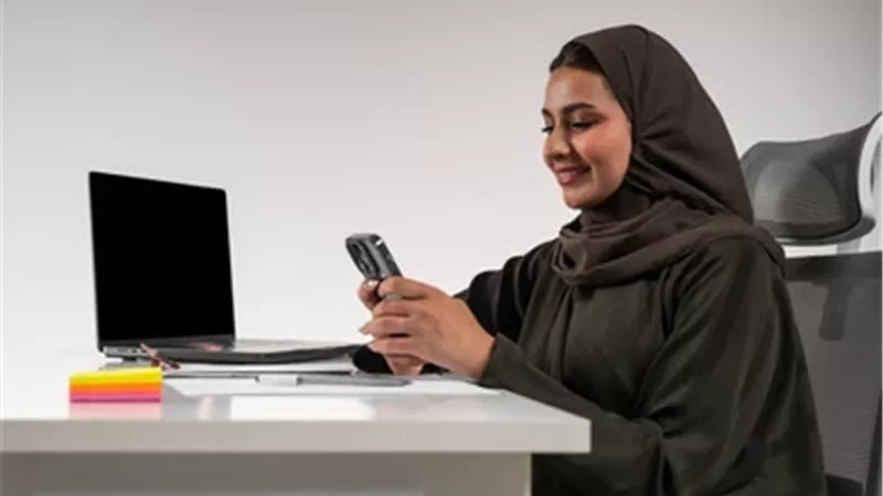 أشك في تصرفات زوجي مع زميلته في العمل فماذا أفعل.. دار الإفتاء تجيب