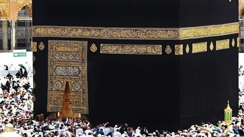 هل يجوز للمرأة أن تخرج لأداء الحج في عدة الوفاة؟.. 