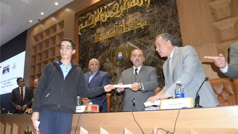 محافظ أسيوط يكّرم 30 فائزًا من المشاركين في 