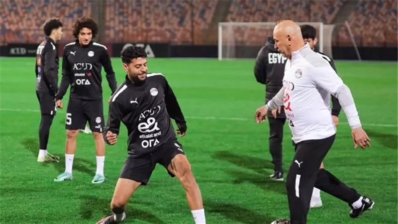 غير متاح.. تفاصيل ورطة منتخب مصر بسبب صلاح وعمر مرموش