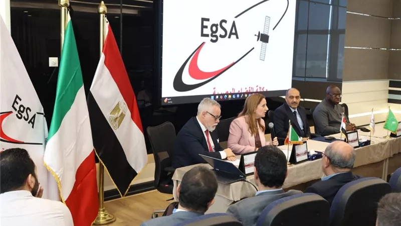 مباحثات مصرية إيطالية لإنشاء منصات تصنيع صغرى للأقمار الصناعية