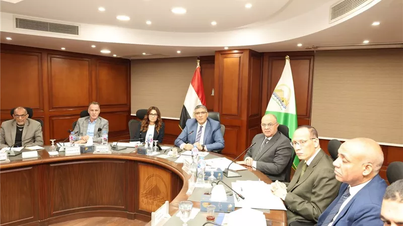 محافظ الجيزة يبحث شكاوى المواطنين ويتخذ قرارات فورية بشأن مخالفات البناء 