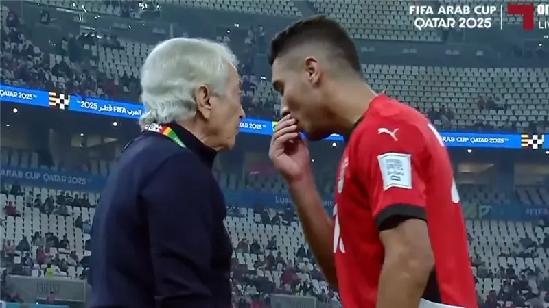 لحظة اعتراض محمد شريف على تبديله في مباراة مصر والكويت| صور 