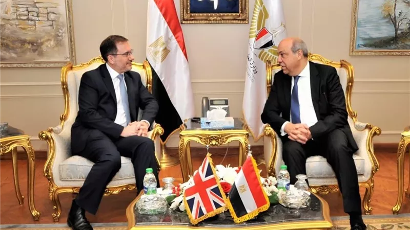  وزيرالطيران يبحث مع السفير البريطاني التعاون في إدارة وتشغيل المطارات