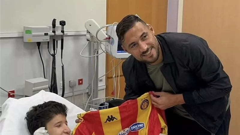نجم منتخب الجزائر يزور نجل حفيظ دراجي في المستشفي|صور