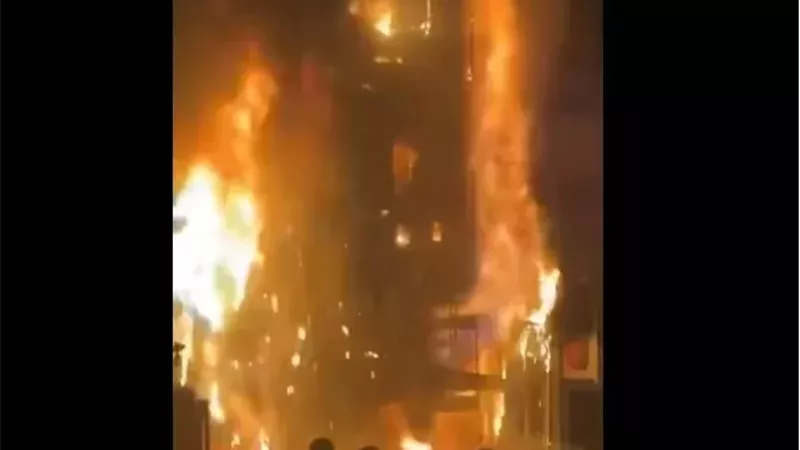 قبل امتداد النيران.. السيطرة على حريق هائل يلتهم محلًا تجاريًا بالهرم