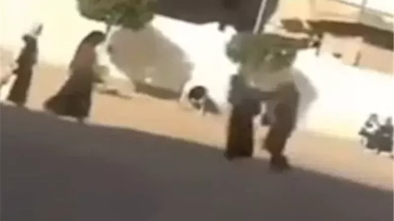 أزمة بمدرسة لغات بعد تصوير طالب لزملائه واعتداء والدته|تفاصيل
