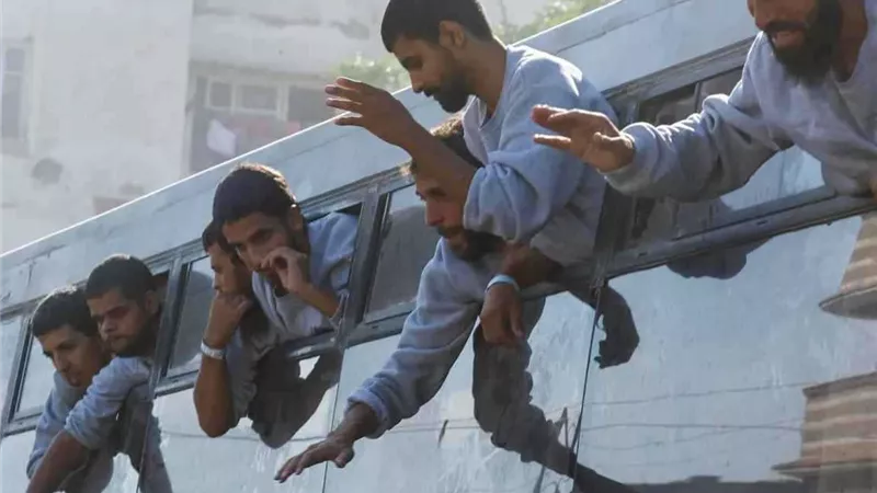 عبر الصليب الأحمر.. الاحتلال يطلق سراح 5 أسرى فلسطينيين من قطاع غزة
