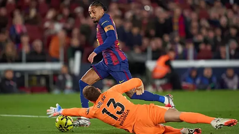 ليفاندوسكي يهدر ركلة جزاء.. برشلونة يتعادل مع أتليتكو مدريد بالشوط الأول