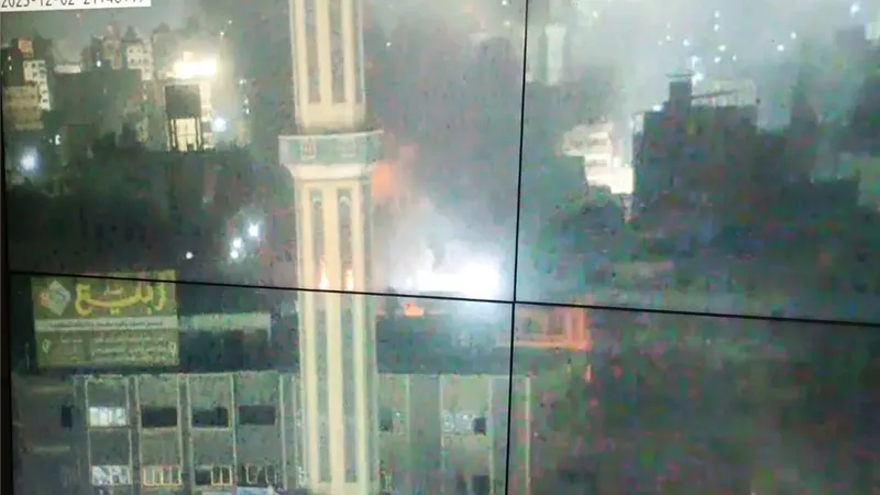 محافظ الدقهلية يتابع جهود السيطرة على حريق سوق الخواجات بالمنصورة