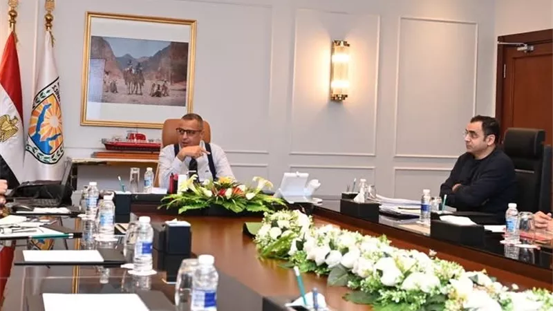 محافظ جنوب سيناء يبحث تطوير منظومة الاتصالات عبر الأقمار الاصطناعية