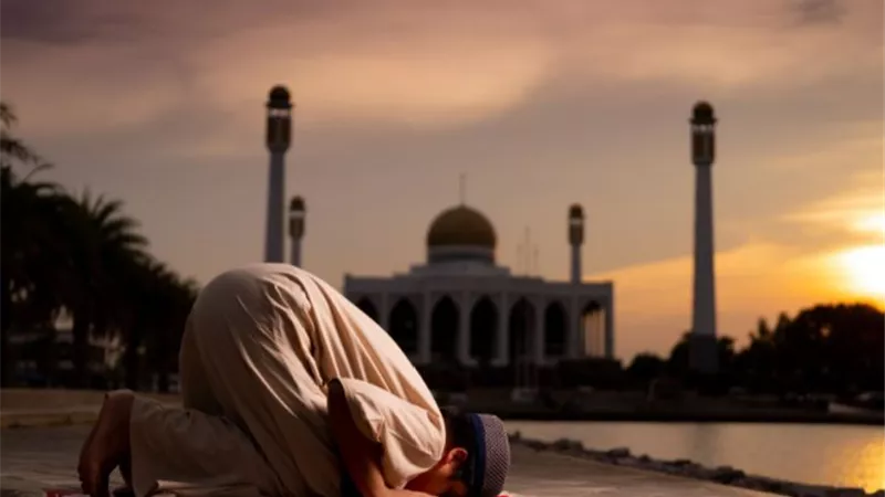 ماذا يقول المسلم عند سماع الصلاة خير من النوم؟
