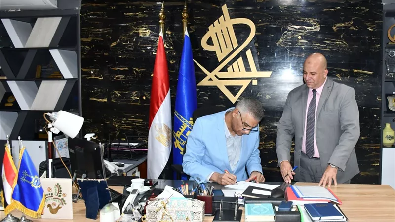 محافظ أسوان يكلف الإسكان بسرعة توصيل المياه لـ84 منزلًا بقرية وادي العرب