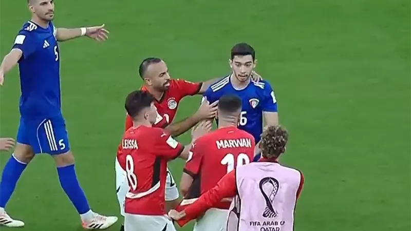 خناقة بين نجم منتخب مصر ولاعب الكويت |صور