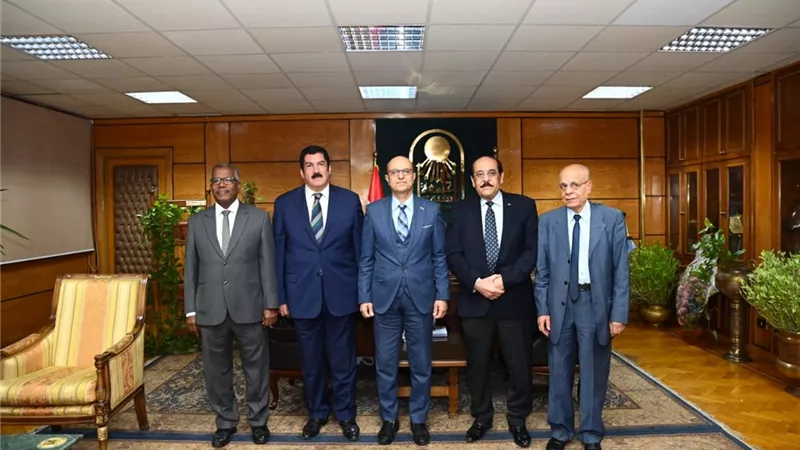 عميد معهد جنوب مصر للأورام من يكون؟.. جامعة أسيوط ترد 
