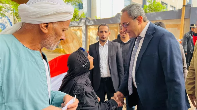 بعد إعادتها.. محافظ قنا يتفقد عددا من مقار لجان انتخابات النواب
