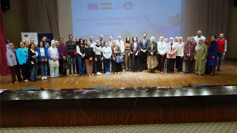 جامعة عين شمس تبحث آليات تمويل مشروعات شباب الباحثين