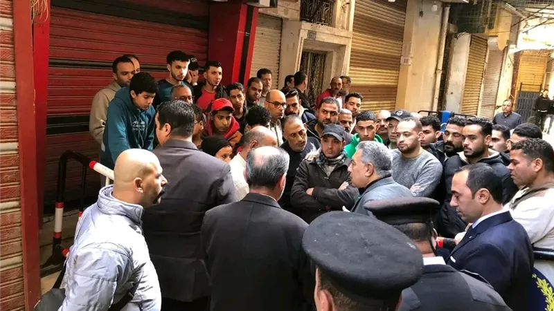 محافظ الدقهلية يتفقد موقع حريق سوق الخواجات ويوجّه بسرعة رفع المخلفات